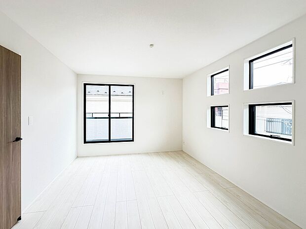 【Room-洋室】 シンプルにデザインされた室内。家具やレイアウトでお好みの空間に。