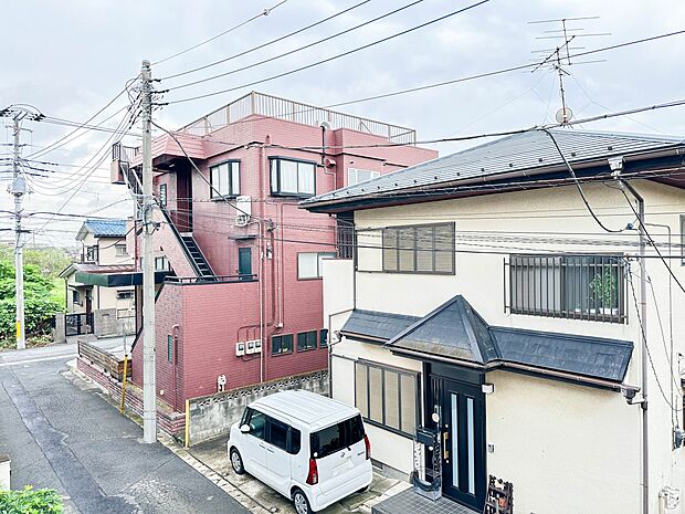【眺望】その街並みは、さまざまな家の姿が、歩く人々を楽しませている。そう街並みは街の美しい風景なのだ。その風景が目をやさしく和ませてくれている。