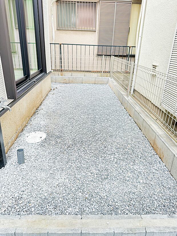 【庭】プランター等をおいてガーデニングが楽しめるちょっとしたスペースも。