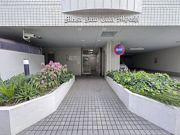 【エントランス】その住居の第一印象となるのがエントランスホールです。訪問されたお客さまをやさしくお迎えします。エントランスホールは、いわば住居の顔です。