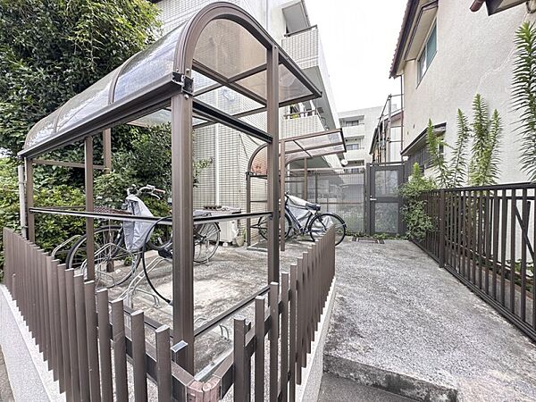 【駐輪場】駐輪場があると自転車を自由に出し入れ出来るので便利。屋根付きで雨にさらされる心配もありません。