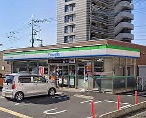 コンビニ 787m ファミリーマートさいたま大成橋南店(ファミリーマートの強さは、少量のお惣菜を売るファミデリカとドラッグストアと組んだコラボ。サラダを中心にしたヘルシー食材が充実のコンビニ…