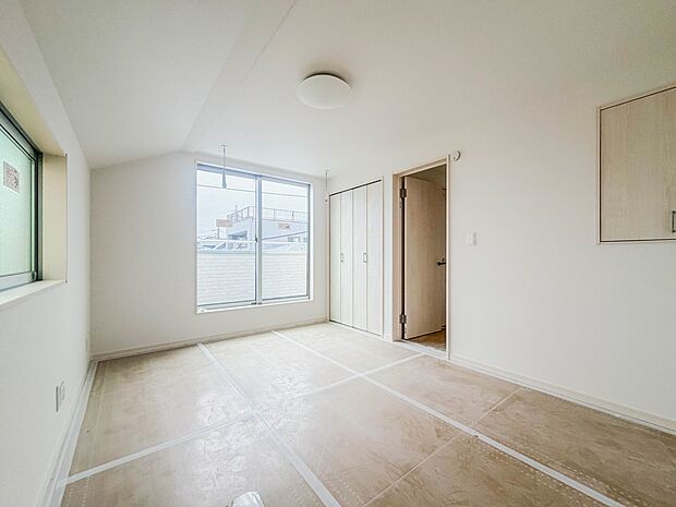 【子供部屋】お子様のお部屋にぴったりなクロークを備えたフローリング仕様の洋室です。