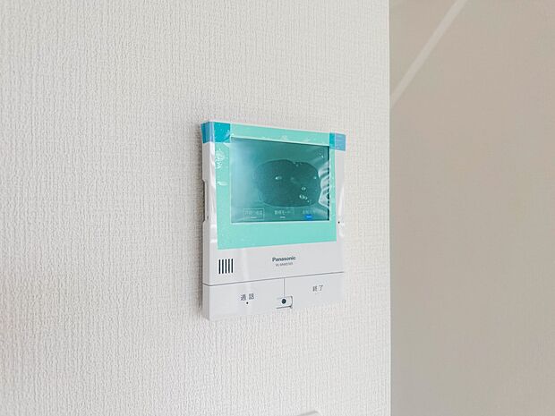 【TVモニター付きインターフォン】来訪者の様子を室内TVモニターでチェック。子どもに留守番をさせるときも安心。  