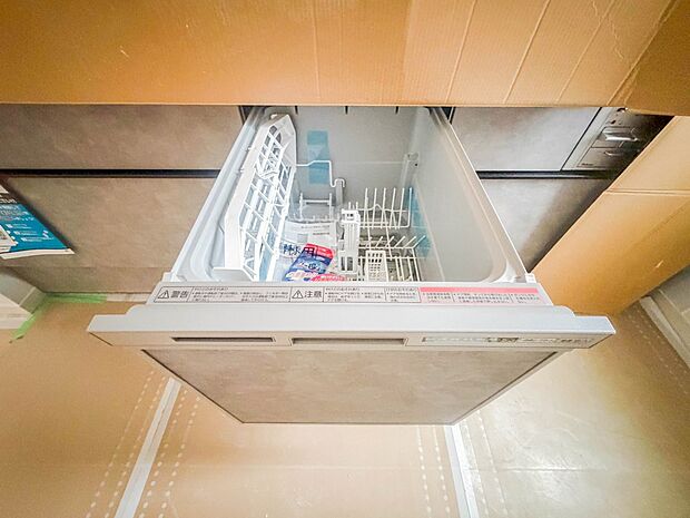 【ビルトイン食器洗浄乾燥機】食器洗いのわずらわしさから開放してくれる嬉しい設備。後片付けの手間を減らし奥様の時間を有効活用できます。お湯と洗剤を使う機会が少なくなるため、手荒れ防止にも。