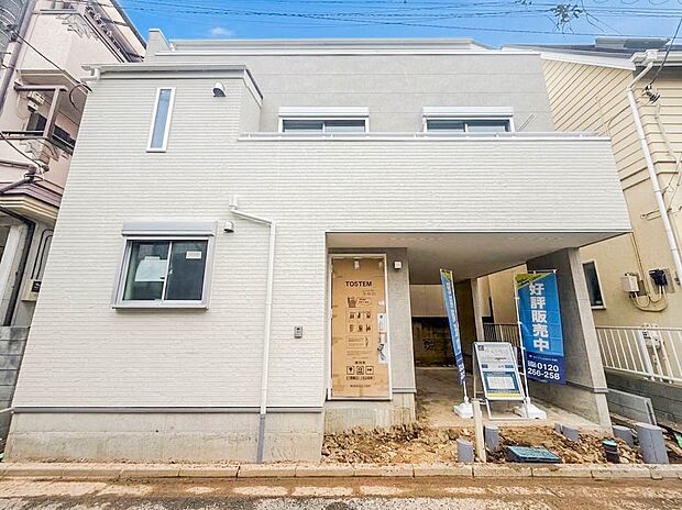【外観】白を基調とした堂々たる外観フェイス、主張し過ぎずどこか余裕を感じさせる姿で佇む邸宅は、晴天の空と照らし合わせる事で、本来あるべき完成形の姿を見せてくれます。
