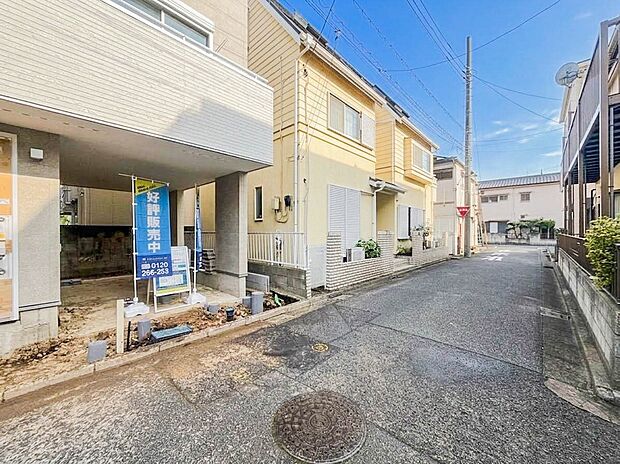 【前面道路-公道約4m-】家の前をまっすぐの通りが走っている。クルマは少なく、人々は毎朝、ウォーキング、ジョギング、犬の散歩など、フリーな朝時間を過ごしている。