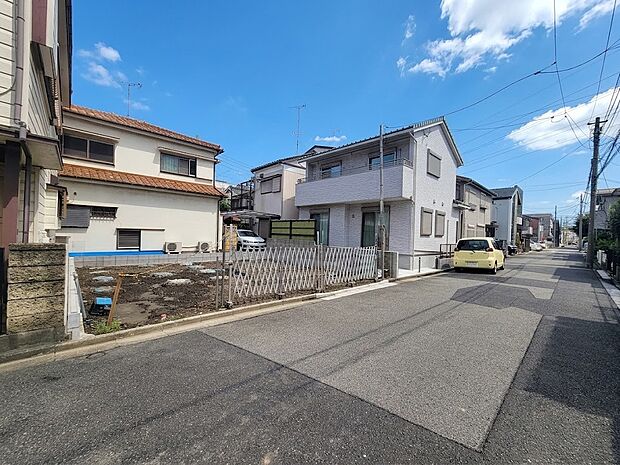 【現地外観】家族の温かさと陽光の暖かさ、楽しい毎日と明るい未来を予感させる「空間が織り成すひとつ先の住み心地」を演出します。