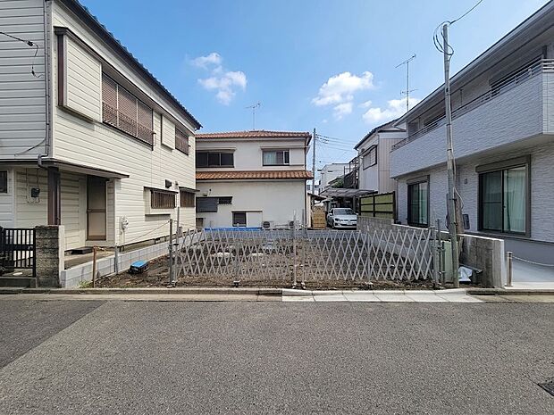 【 駐車場 】 戸建ての購入を検討することになったきっかけに「駐車場を持てること」を挙げる方が多くいらっしゃいます。駐車場代金を支払続ける必要がないことは、駐車場付き戸建を持つ最大のメリッ…