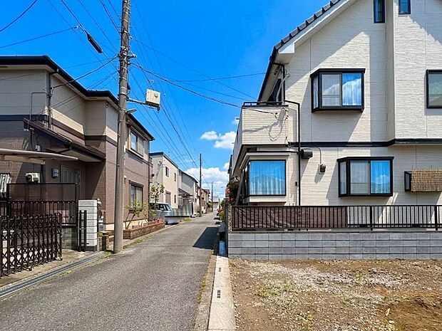 【前面道路】車の通行が少ないので、静かな住環境を維持することができます。
