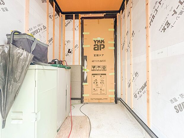 1号棟【玄関】家の顔となる玄関は、高いデザイン性が求められます。高級感と断熱性、防犯性に優れた玄関ドアを標準装備。ピッキング対策のセキュリティサムターン等、防犯に考慮しました。