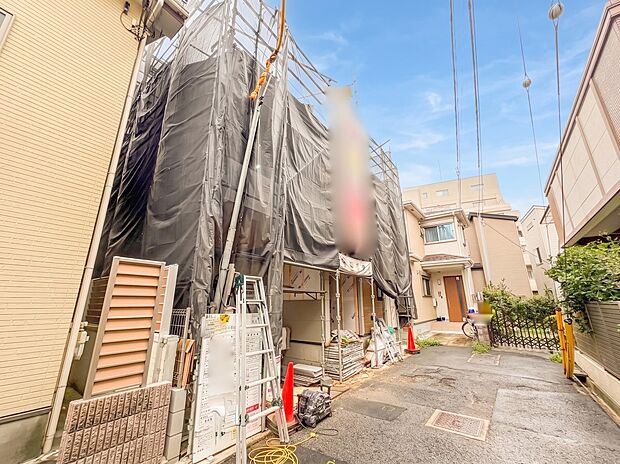 1号棟【前面道路4Ｍ】家の前をまっすぐの通りが走っている。クルマは少なく、人々は毎朝、ウォーキング、ジョギング、犬の散歩など、フリーな朝時間を過ごしている。