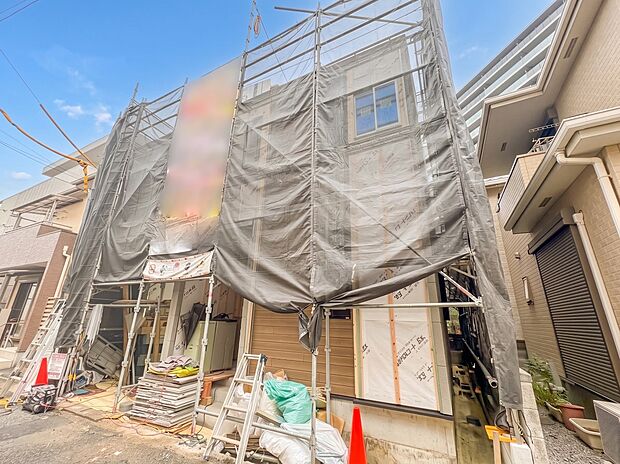 1号棟【外観】家族の温かさと陽光の暖かさ、楽しい毎日と明るい未来を予感させる「空間が織り成すひとつ先の住み心地」を演出します。