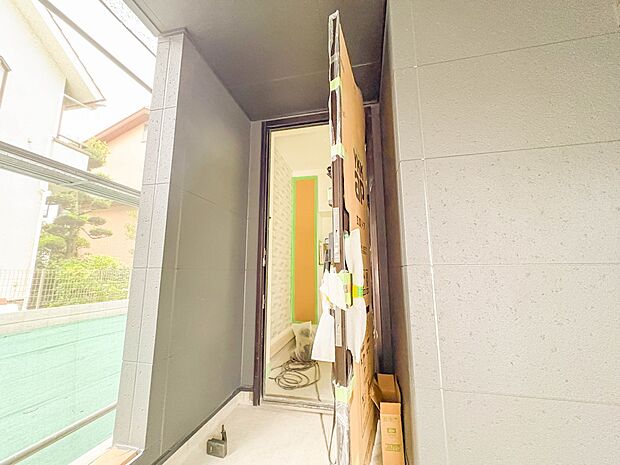 2号棟【玄関】家の顔となる玄関は、高いデザイン性が求められます。高級感と断熱性、防犯性に優れた玄関ドアを標準装備。ピッキング対策のセキュリティサムターン等、防犯に考慮しました。