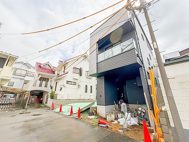2号棟【前面道路4M】家の前をまっすぐの通りが走っている。クルマは少なく、人々は毎朝、ウォーキング、ジョギング、犬の散歩など、フリーな朝時間を過ごしている。