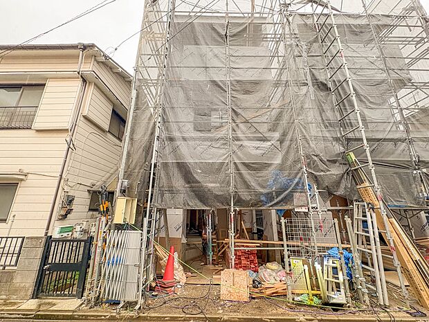 【前面道路】陽当りや通風性など各所に施された工夫で住みやすさを実現。部屋の大きさや周辺環境・街並など、資料には掲載していない情報が現地にはたくさんございます。是非ご確認下さい。