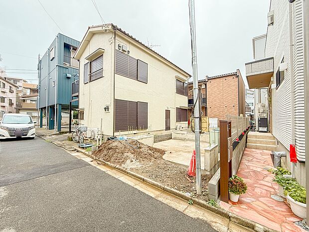 家の前は美しい通りになっていますが、クルマが比較的少なく。家のまわりで遊ぶお子さまも大丈夫です。