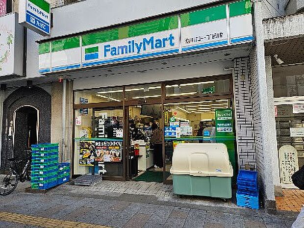コンビニ 350m ファミリーマート 西川口一丁目店(ファミリーマートの強さは、少量のお惣菜を売るファミデリカとドラッグストアと組んだコラボ。サラダを中心にしたヘルシー食材が充実のコンビニで…