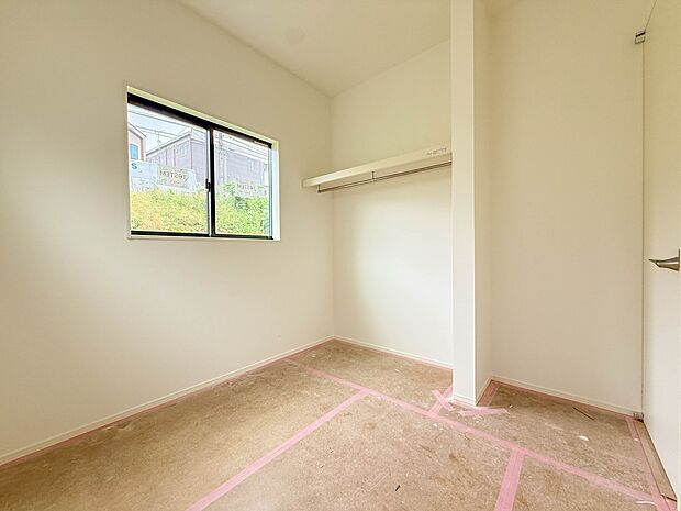 【子供部屋】お子様のお部屋にぴったりなクロークを備えたフローリング仕様の洋室です。