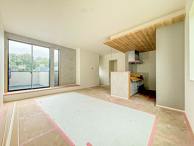【リビングダイニング】シンプルなデザインの家は風情がある。住む人のこだわりを感じる。外観も内装もいたってシンプル。居心地がよく、家事や趣味、子育てなどにも集中できる。家も人間も熟成するほどシ…