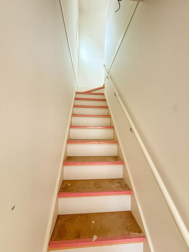 【手すり付階段】手すりがないと階段の昇り降りで危険なことはもちろん、壁に手をつきながら歩くことで壁紙が汚れやすくなります。すべての方に快適に昇り降りしていただくため、手すりを設置しました。