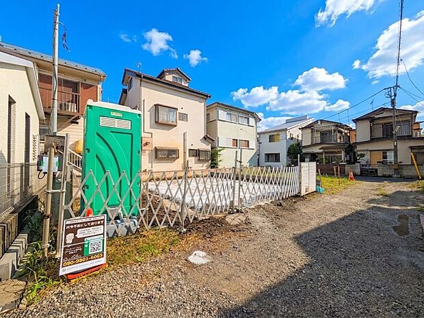 【現地外観】家族の温かさと陽光の暖かさ、楽しい毎日と明るい未来を予感させる「空間が織り成すひとつ先の住み心地」を演出します。