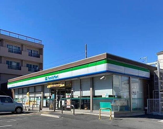 コンビニ 454m ファミリーマート川口芝下一丁目店(ファミリーマートの強さは、少量のお惣菜を売るファミデリカとドラッグストアと組んだコラボ。サラダを中心にしたヘルシー食材が充実のコンビニで…