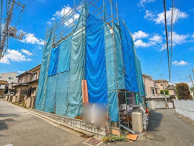 2号棟【前面道路】家の前をまっすぐの通りが走っている。クルマは少なく、人々は毎朝、ウォーキング、ジョギング、犬の散歩など、フリーな朝時間を過ごしている。