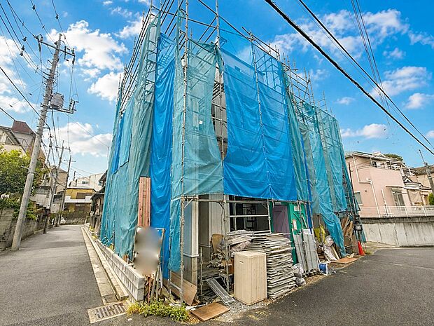 2号棟【外観】こちらの物件が少しでも気になるようでしたら、お気軽にお問合せください。人生でいちばん大きなお買い物ですので、ゆっくりご見学ください。ネット上の画像と実際の見学では、リアル感がま…