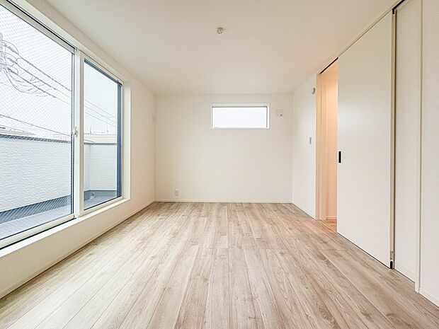 2号棟【洋室6.9帖】充実した生活は伸びやかな居室空間から始まります。快適に・伸びやかに。心の潤いを求める方々へ。