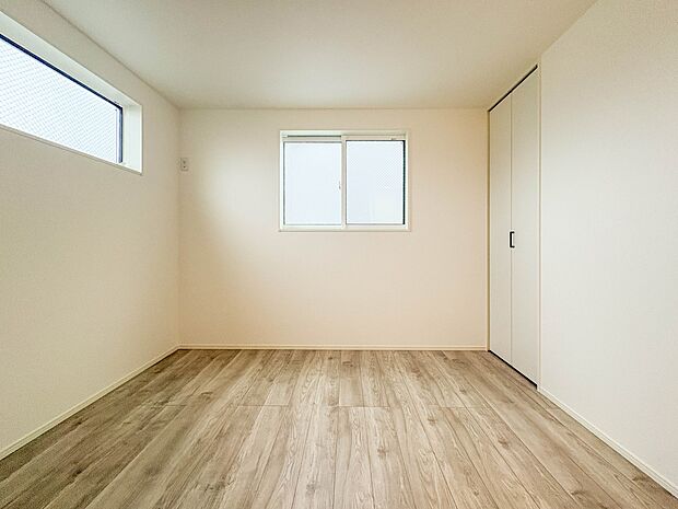 2号棟【洋室5.2帖】昨今のトレンドになりつつあるのが、広過ぎず、快適すぎない子ども部屋。勉強と寝るだけの部屋にすることで閉じこもりがなくなり、リビングで過ごす時間が増えると言われています。…