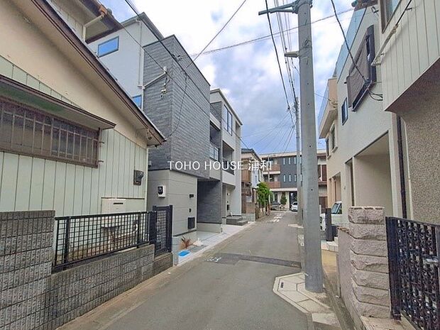 2号棟【前面道路4M】家の前をまっすぐの通りが走っている。クルマは少なく、人々は毎朝、ウォーキング、ジョギング、犬の散歩など、フリーな朝時間を過ごしている。