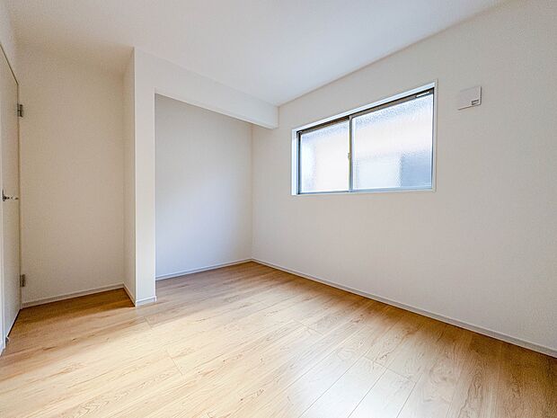 【洋室5.2帖】たっぷりの収納も配備、片付いた空間。陽光も明るく開放的な空間が魅力的