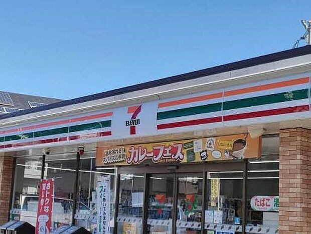 コンビニ 885m セブンイレブン川口東本郷店(セブンイレブンは近くて便利を掲げています。近くとは、心の近さ。便利とはモノが期待以上の品質でお客さまに届くこと。セブン銀行など新しいサービスを…