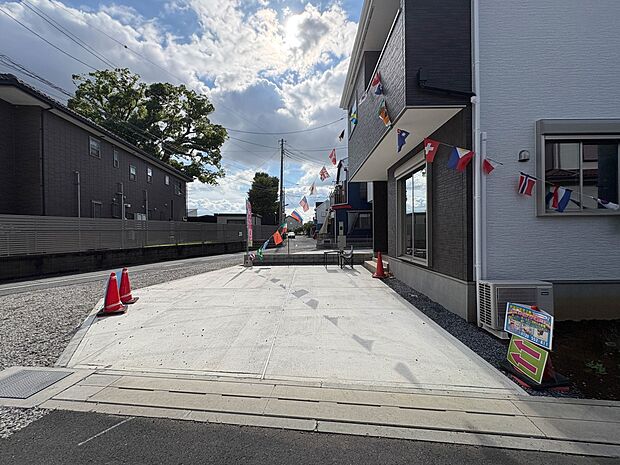 【駐車場】毎日の生活にマイカーが必須という方は、購入を検討する際、駐車場があることは大事な条件です。毎日の通勤や家族の送迎、買い物やお出かけなどクルマのある暮らしを満喫したい方は要チェック。…