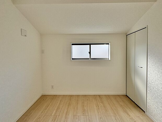 【子供部屋】お子様のお部屋にぴったりなクロークを備えたフローリング仕様の洋室です。