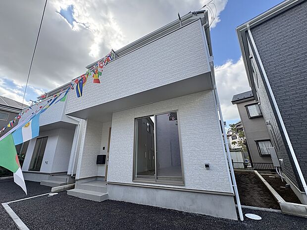 【外観】家族の温かさと陽光の暖かさ、楽しい毎日と明るい未来を予感させる「空間が織り成すひとつ先の住み心地」を演出します。