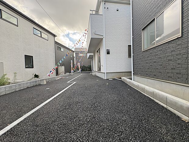 【駐車場】毎日の生活にマイカーが必須という方は、購入を検討する際、駐車場があることは大事な条件です。毎日の通勤や家族の送迎、買い物やお出かけなどクルマのある暮らしを満喫したい方は要チェック。…