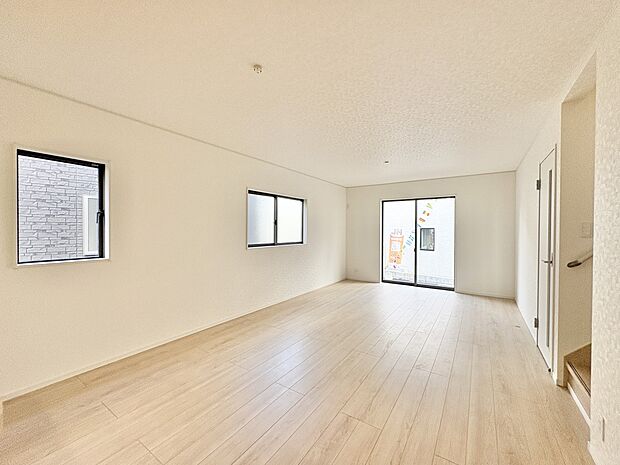 【リビングダイニング】シンプルなデザインの家は風情がある。住む人のこだわりを感じる。外観も内装もいたってシンプル。居心地がよく、家事や趣味、子育てなどにも集中できる。家も人間も熟成するほどシ…