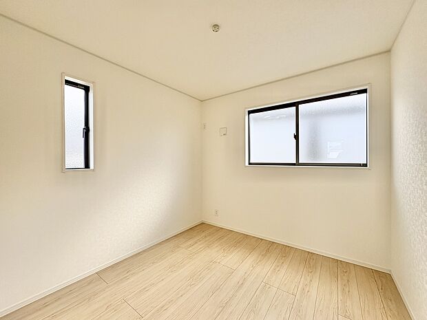 【子供部屋】お子様のお部屋にぴったりなクロークを備えたフローリング仕様の洋室です。