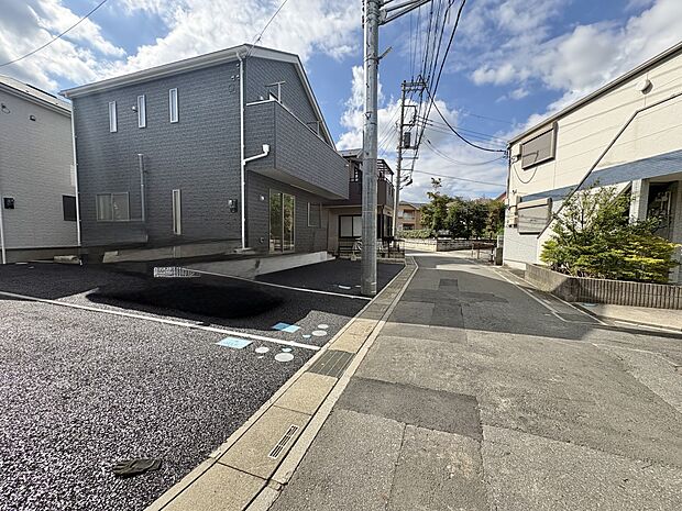 【前面道路】車の通行が少ないので、静かな住環境を維持することができます。