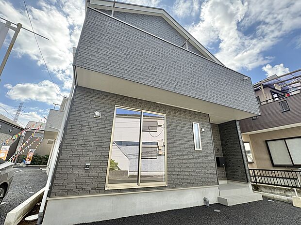 【外観】家族の温かさと陽光の暖かさ、楽しい毎日と明るい未来を予感させる「空間が織り成すひとつ先の住み心地」を演出します。