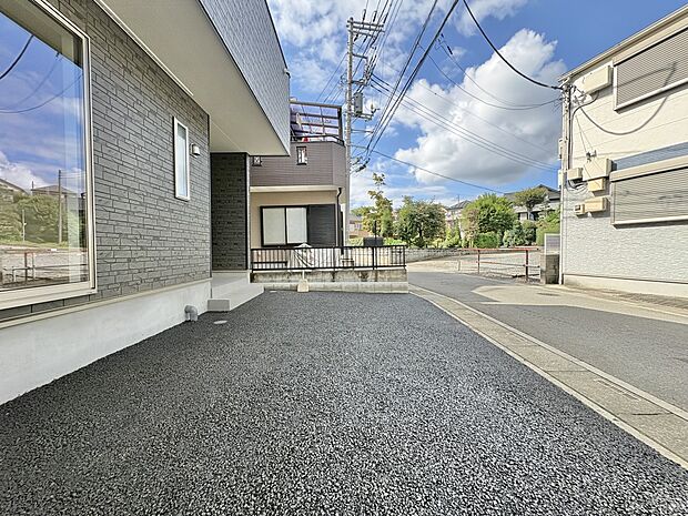 【駐車場】毎日の生活にマイカーが必須という方は、購入を検討する際、駐車場があることは大事な条件です。毎日の通勤や家族の送迎、買い物やお出かけなどクルマのある暮らしを満喫したい方は要チェック。…