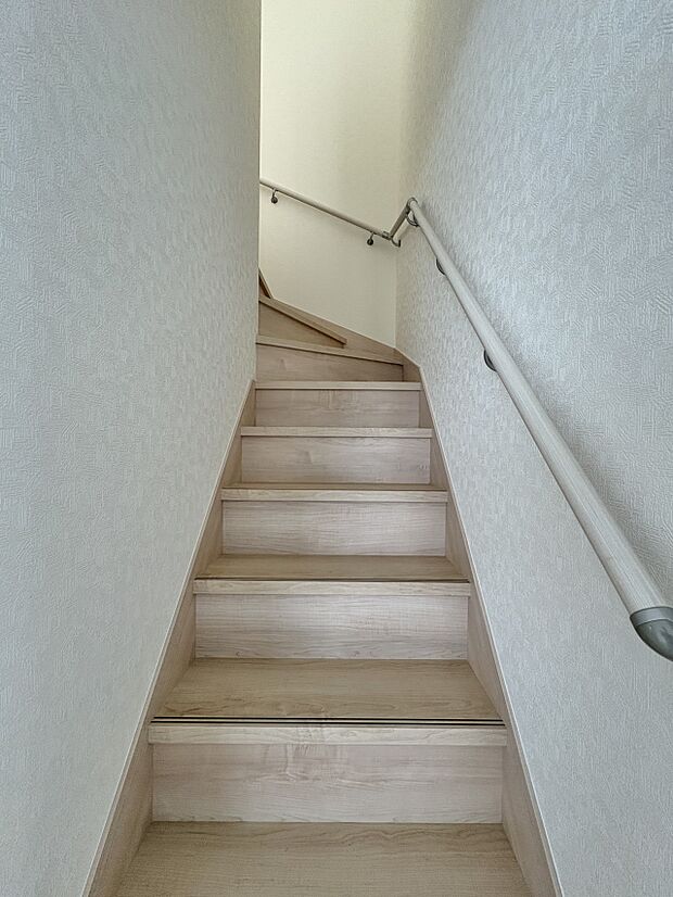 【階段】手すりがないと階段の昇り降りで危険なことはもちろん、壁に手をつきながら歩くことで壁紙が汚れやすくなります。すべての方に快適に昇り降りしていただくため、手すりを設置しました。