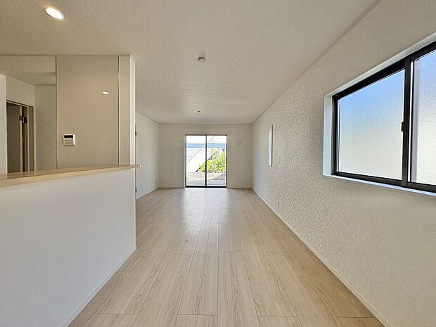 【リビングダイニング】シンプルなデザインの家は風情がある。住む人のこだわりを感じる。外観も内装もいたってシンプル。居心地がよく、家事や趣味、子育てなどにも集中できる。家も人間も熟成するほどシ…