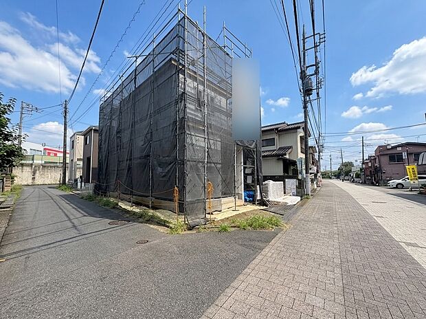 【前面道路】家の前をまっすぐの通りが走っている。クルマは少なく、人々は毎朝、ウォーキング、ジョギング、犬の散歩など、フリーな朝時間を過ごしている。