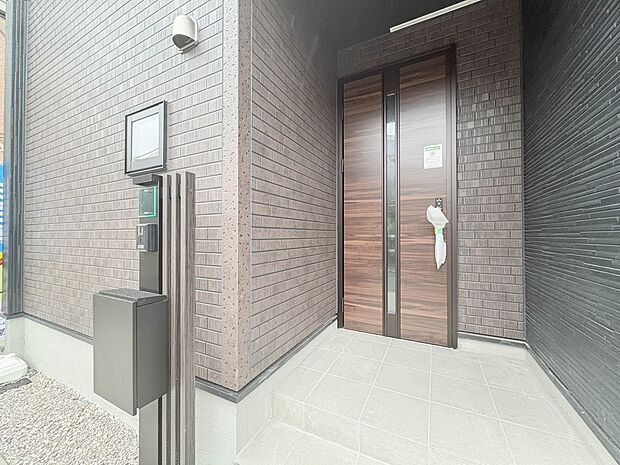 【玄関】家の顔となる玄関は、高いデザイン性が求められます。高級感と断熱性、防犯性に優れた玄関ドアを標準装備。ピッキング対策のセキュリティサムターン等、防犯に考慮しました。