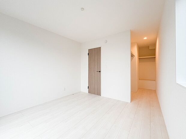 【子供部屋】お子様のお部屋にぴったりなクロークを備えたフローリング仕様の洋室です。