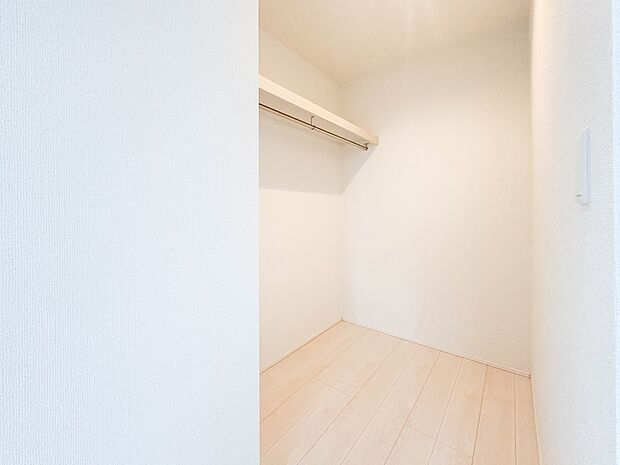 【WIC(ウォークインクローゼット)】 たくさんの洋服をかけてもシワになりにくいウォークインクローゼット。洋服以外にも、普段使わない家電やスーツケース、ストック品など何でも片付く嬉しい空間…