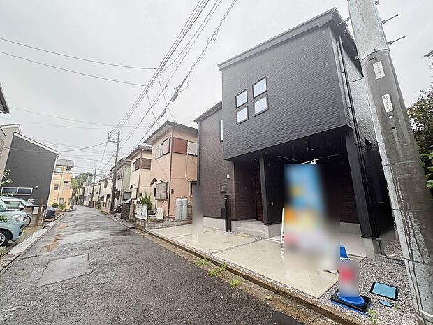 【外観】堂々たる趣ながら、主張し過ぎずどこか余裕を感じさせるシャープなフォルムで佇む邸宅は、晴天の空と照らし合わせる事で、本来あるべき完成形の姿を見せてくれます。